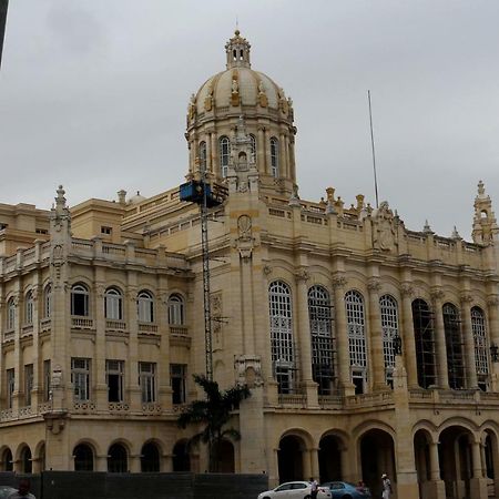 Wenchris House Hotel Havana Exterior photo