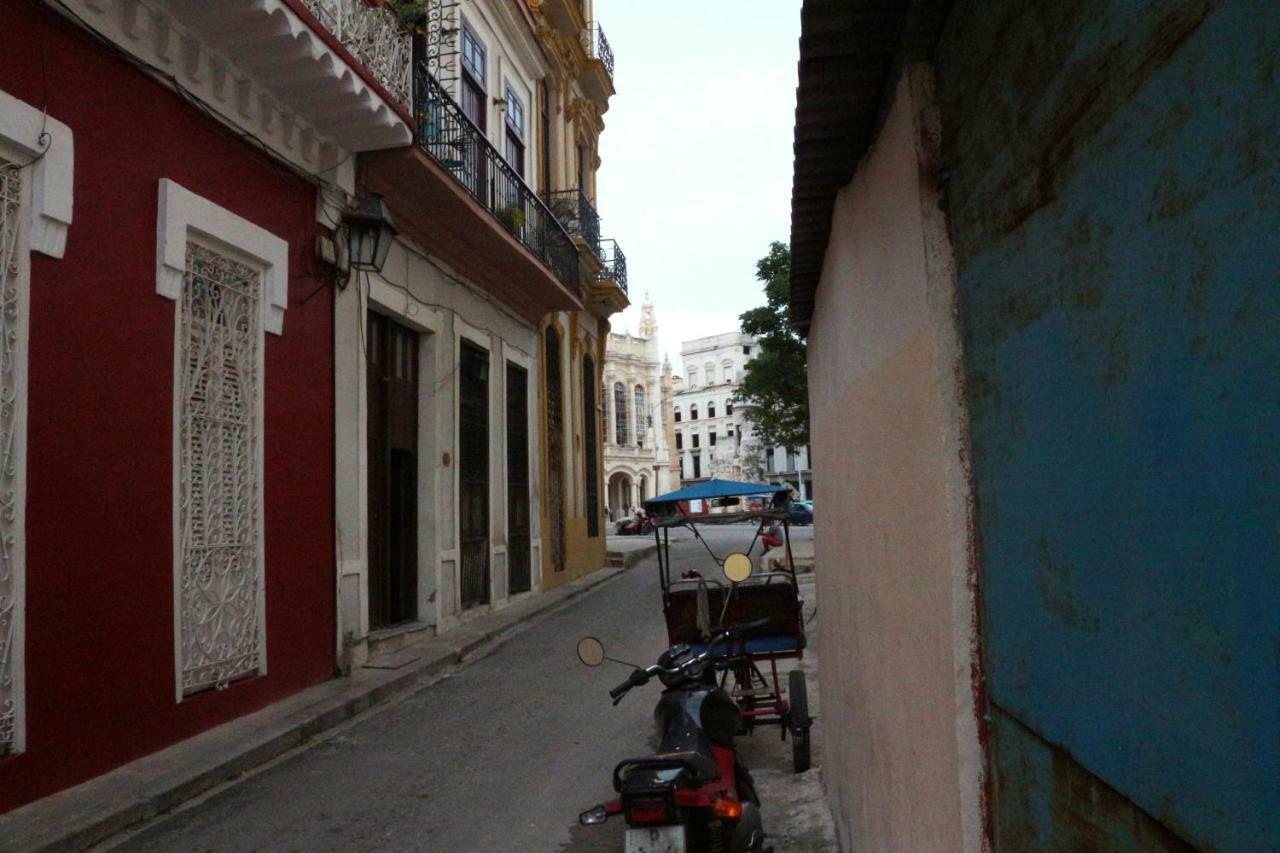 Wenchris House Hotel Havana Exterior photo