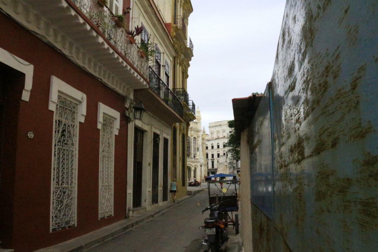 Wenchris House Hotel Havana Exterior photo