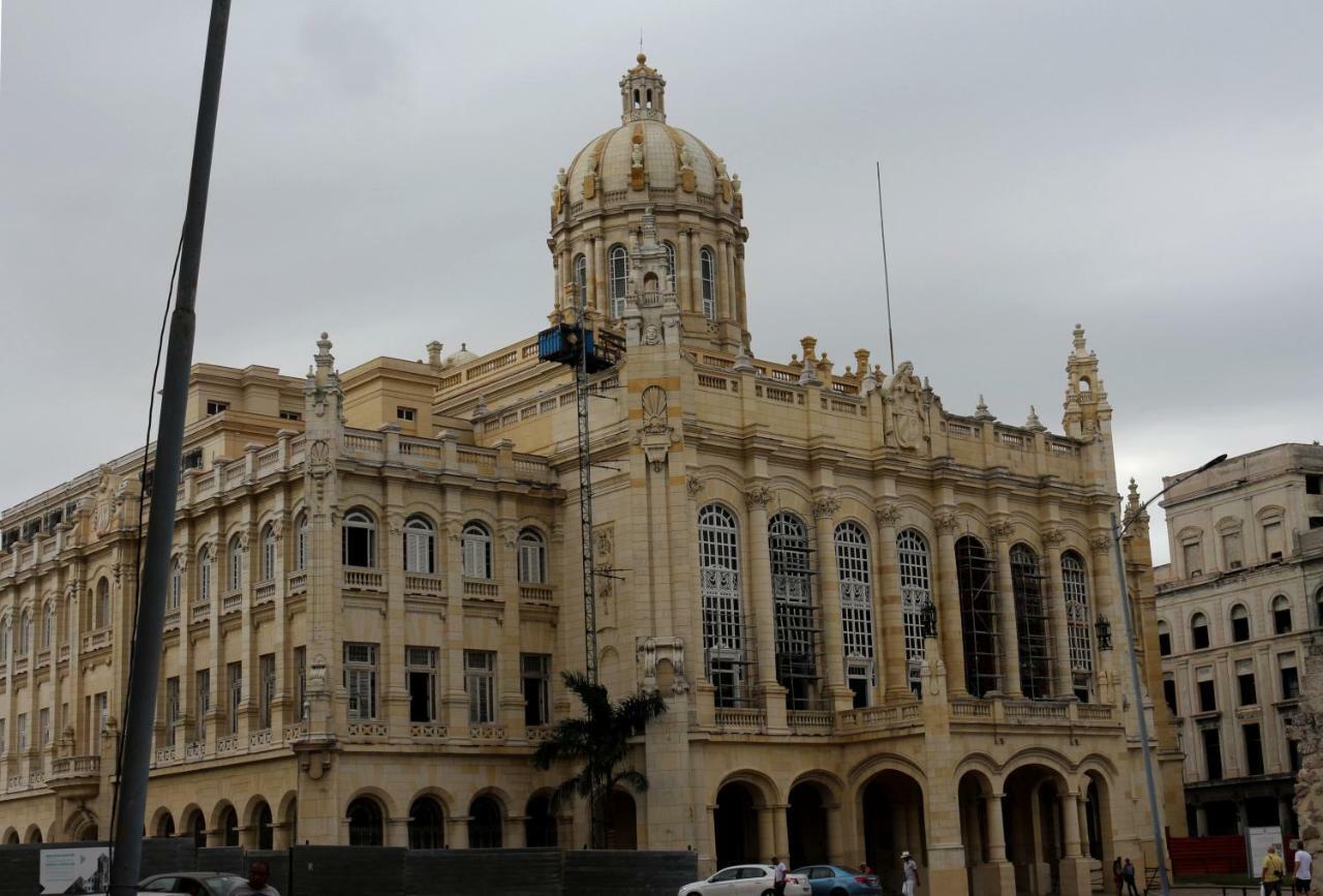 Wenchris House Hotel Havana Exterior photo